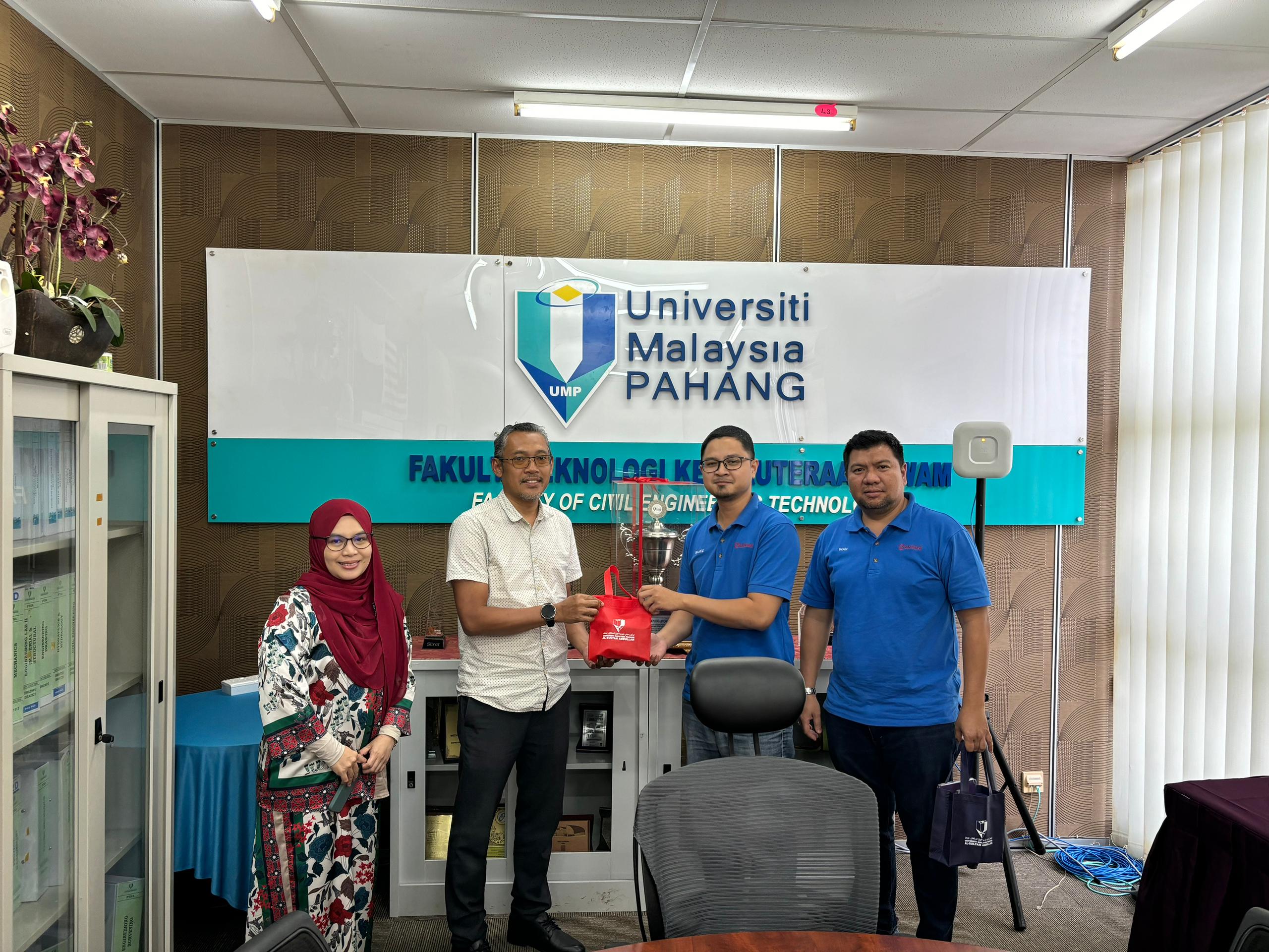 Sesi temuduga pelajar bagi Program Work Based Learning (WBL) Sarjana Muda Teknologi Kejuruteraan Awam (Bangunan) FTKA UMPSA bersama Industri Zahhaz Dinamik Sdn. Bhd. pada 1 Julai 2024 bertempat di UMPSA Kampus Gambang